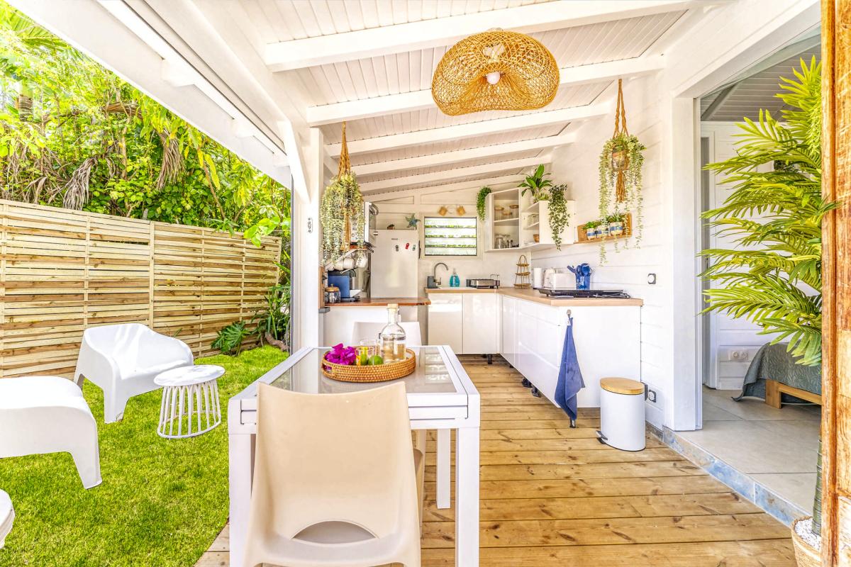 4.Location villa piscine Marie Galante_Terrasse et Cuisine